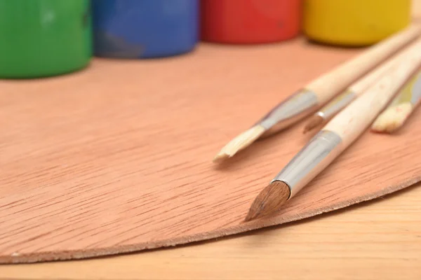 Färgglada färger och penslar — Stockfoto
