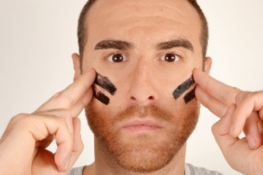 savaş boyalı yüzü olan adam