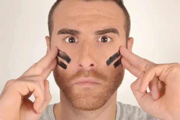 Man met geschilderde gezicht van oorlog — Stockfoto