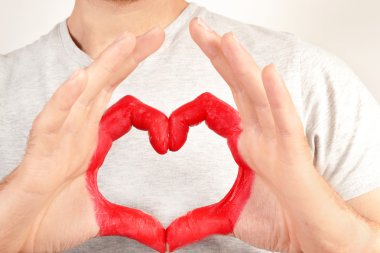 kalp şeklinde elle adam