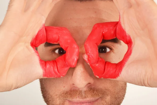 Man met zijn handen zoals verrekijkers — Stockfoto