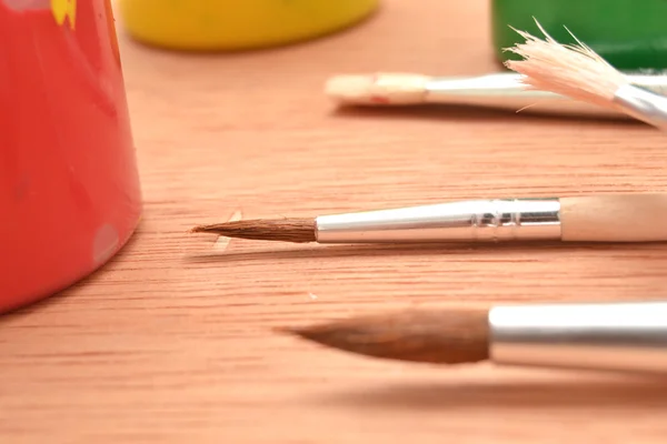 Vernici e pennelli colorati — Foto Stock