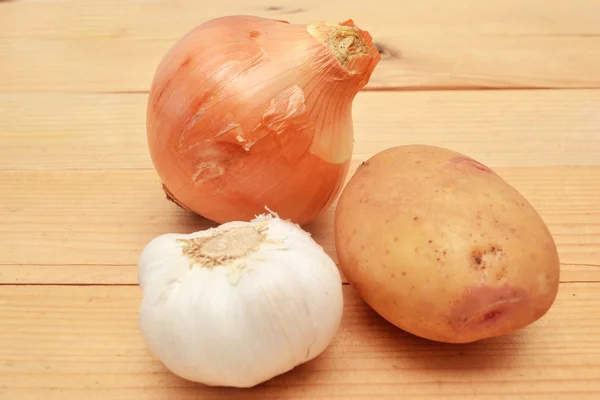 Цибуля, часник і картопля — стокове фото