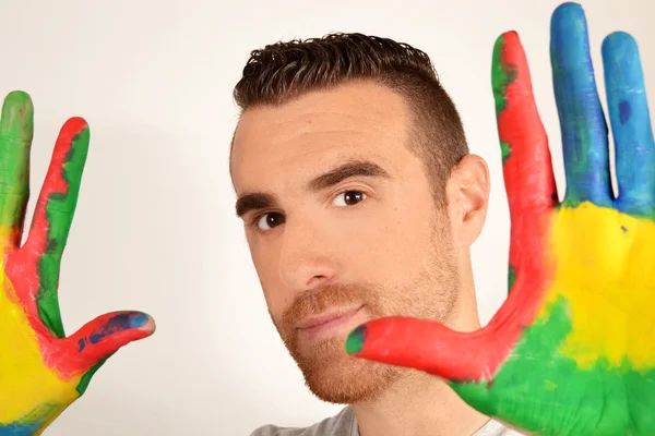 Adam kameraya bakan boyalı ellerle — Stok fotoğraf