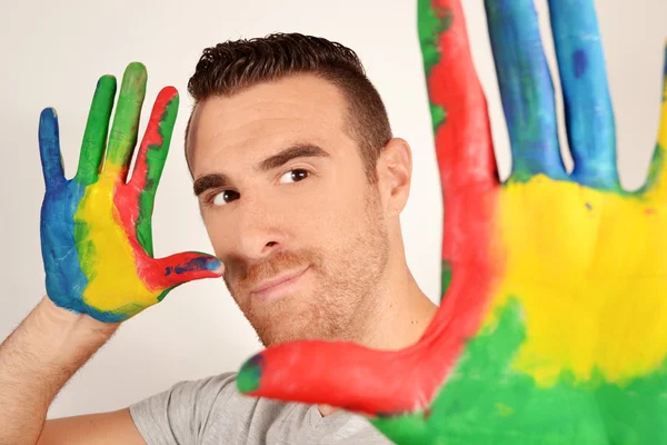 Adam kameraya bakan boyalı ellerle — Stok fotoğraf