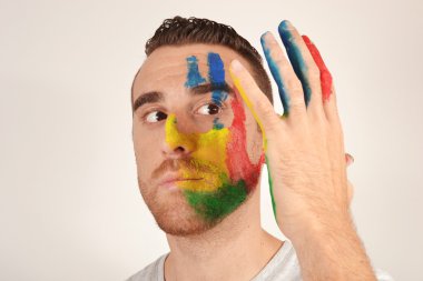 genç adam el ve yüzü boyalı