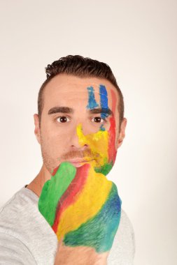 genç adam el ve yüzü boyalı