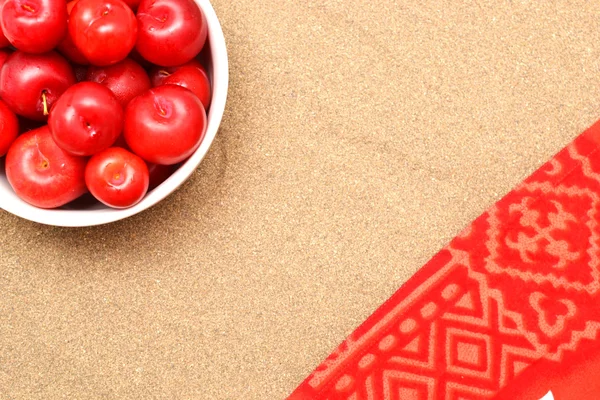 Prunes rouges sur sable en été — Photo