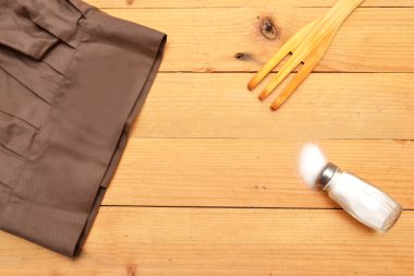 Yemek, yumurta, tahta çatal ve tuz şapka