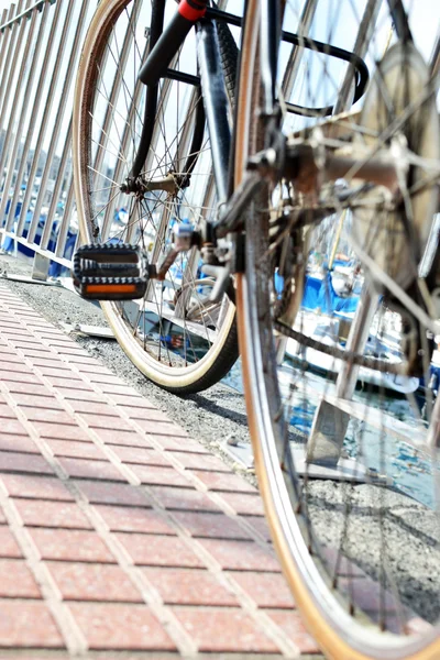 Tahta üzerinde bisiklet — Stok fotoğraf