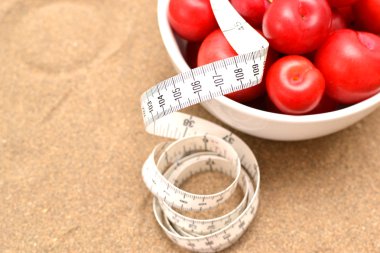 Kırmızı Erik ve şerit metre