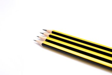 Beyaz arka planda birçok kalemler