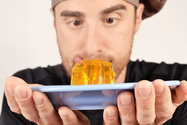 Мужчина смотрит желатиновый десерт — стоковое фото