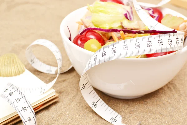 Salat und Maßband — Stockfoto