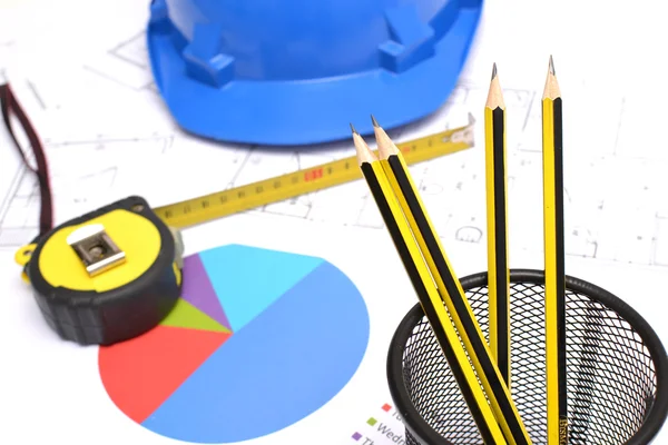 Capacete e ferramentas para desenhos de construção — Fotografia de Stock