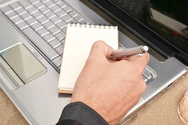 Empresário trabalhando com seu computador — Fotografia de Stock