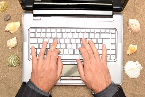 Homme d'affaires travaillant avec son ordinateur — Photo