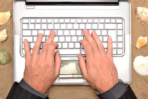 Homme d'affaires travaillant avec son ordinateur — Photo