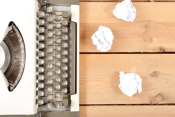Schrijfmachine en papier ballen — Stockfoto