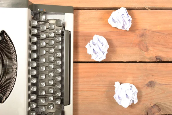 Máquina de escribir y bolas de papel —  Fotos de Stock