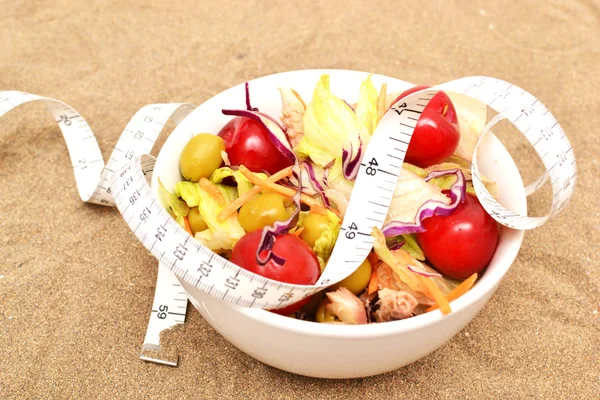 Misura di insalata e nastro adesivo sulla sabbia — Foto Stock