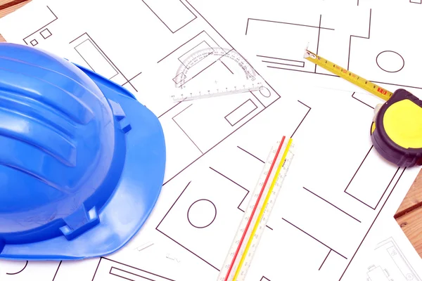 Casque et outils pour les dessins de construction — Photo