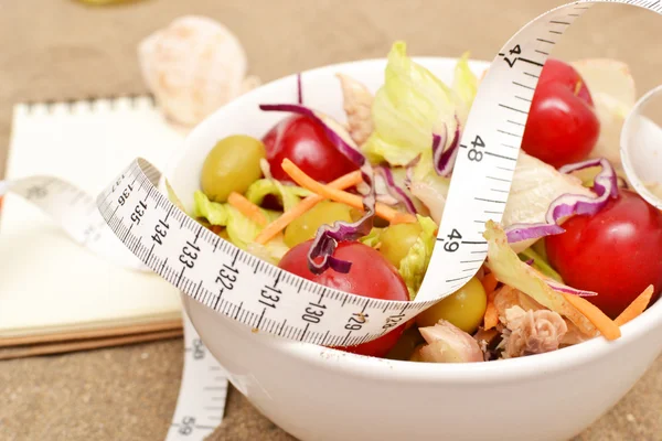 Salat und Maßband — Stockfoto