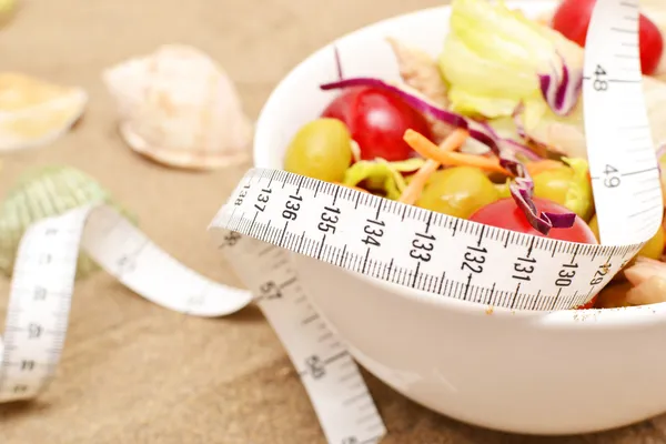 Salade et ruban à mesurer — Photo