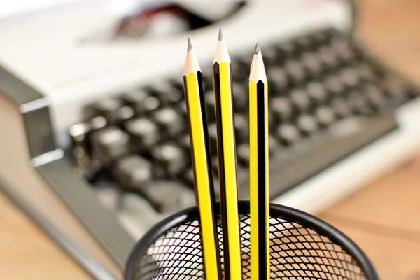 タイプライターと鉛筆 — ストック写真