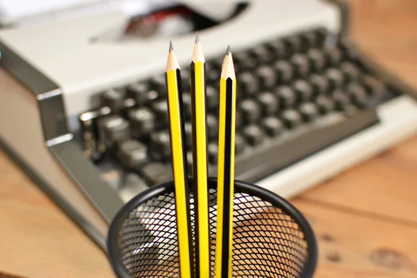 Máquina de escribir y lápices —  Fotos de Stock