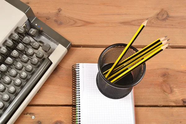 Máquina de escribir, cuaderno y lápices —  Fotos de Stock