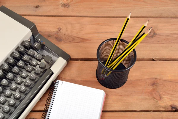 Skrivmaskin, anteckningsboken och pennor — Stockfoto
