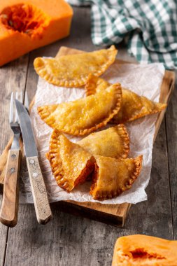 Ahşap masada balkabağı empanadillası