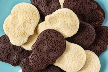 Tahta masadaki çikolatalı Meksikalı kafatasları