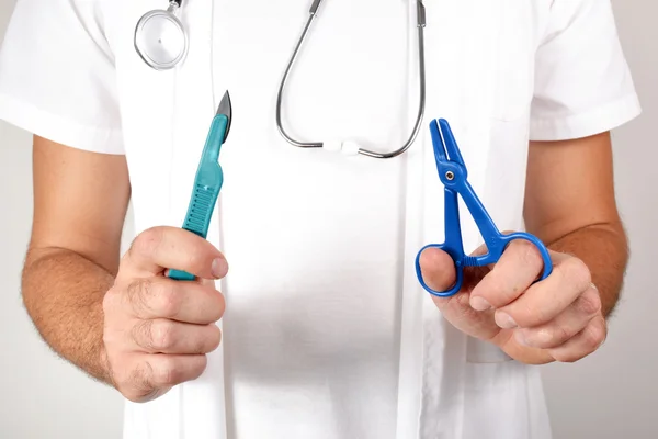 Medical scissors and scalpel — Stock Photo, Image