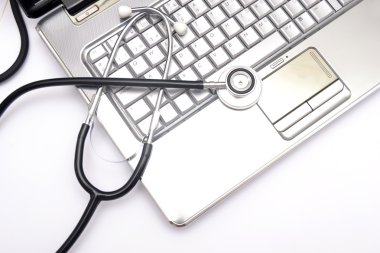 laptop ve stetoskop