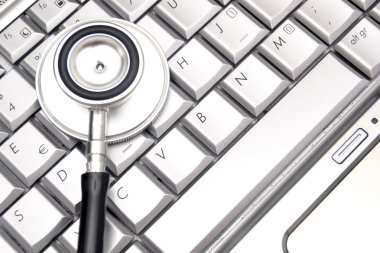 laptop ve stetoskop