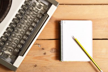Daktilo, defter ve kalemler