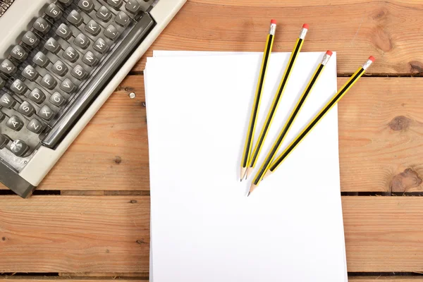 Schrijfmachine-, laptop- en potloden — Stockfoto