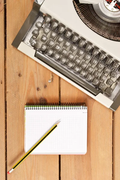 Пишущая машинка, блокнот и карандаши — стоковое фото