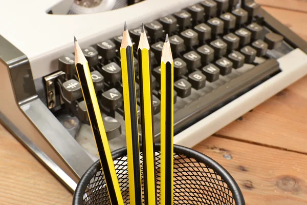 Máquina de escribir, cuaderno y lápices — Foto de Stock