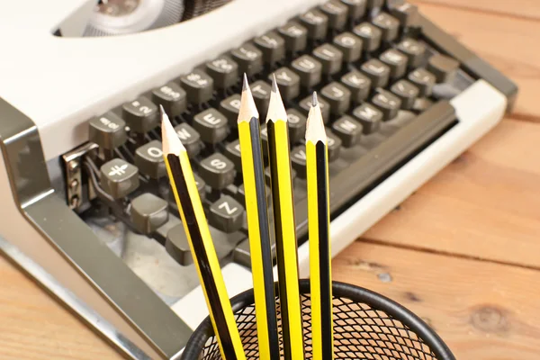 Maszyny do pisania, notatnik i ołówki — Zdjęcie stockowe