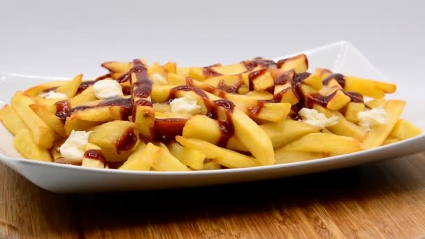 Prato Currywurst Alemão Tradicional Girando Sobre Fundo Branco — Vídeo de Stock