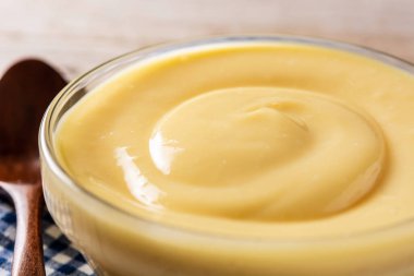 Tahta masadaki bir kasede krema.