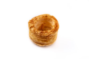 Geleneksel İngiliz pudingi beyaz arka planda izole edilmiş