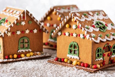 Simli arka planda Noel kurabiyesi evi