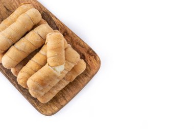 Beyaz arka planda izole edilmiş peynirle doldurulmuş Latin Amerika Tequeoları