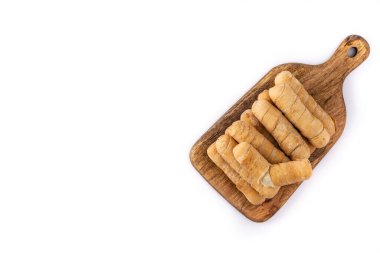 Beyaz arka planda izole edilmiş peynirle doldurulmuş Latin Amerika Tequeoları