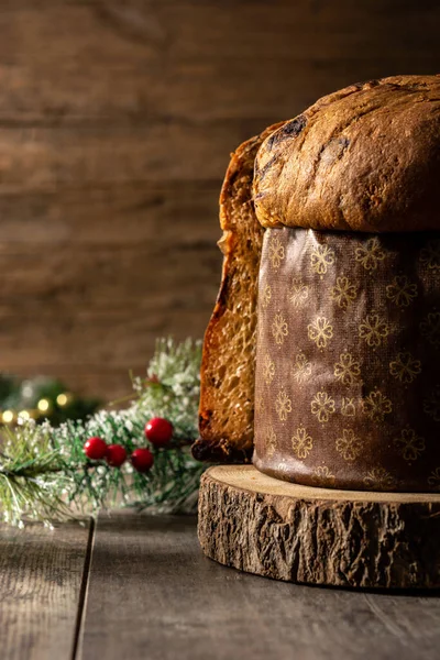 Tradiční Italský Panettone Vánoce Rustikálním Dřevěném Stole — Stock fotografie