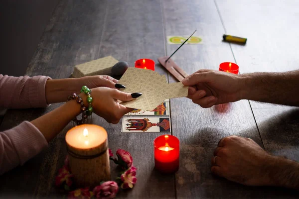 Contador Fortunas Lendo Futuro Por Cartas Tarô Mesa Rústica — Fotografia de Stock